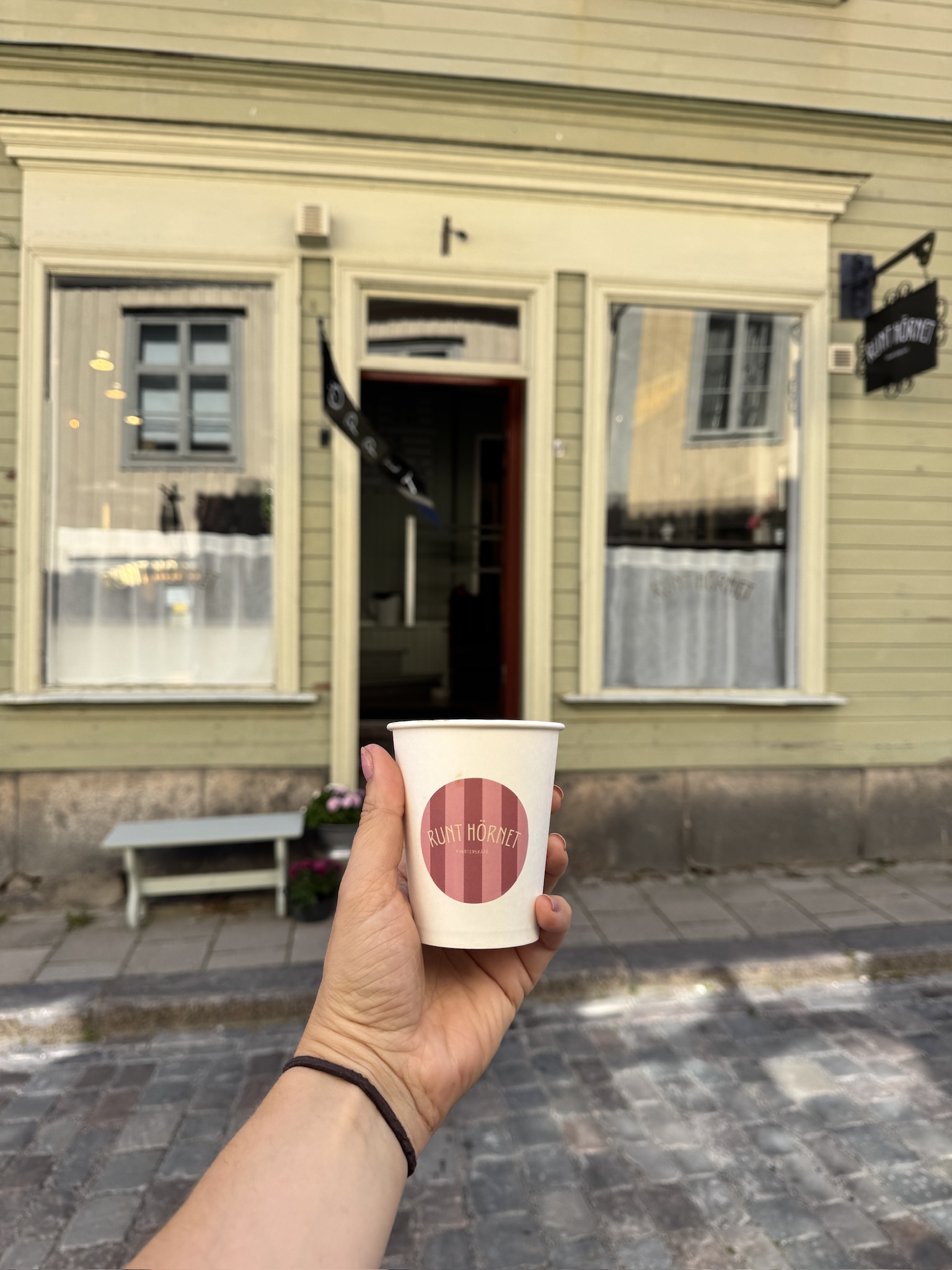 Takeawaykopp framför Caféet Runt Hörnet